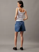 Shorts de jean de tiro alto, color azul medio, con bajo desflecado y diseño de cinco bolsillos.