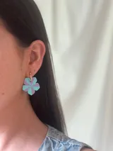 Aros colgantes con arito de acero quirúrgico y dije en forma de flor pintada a mano. Cada flor es única.