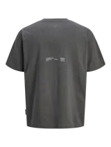 Camiseta gris oscuro de manga corta y cuello redondo, con calce holgado y parche rectangular con diseño abstracto en el pecho.