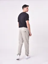Pantalón de jogging negro con cintura elástica y cordón ajustable. Corte holgado con puños elásticos en los tobillos.