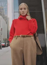 Sweater azul eléctrico de punto con cuello alto, mangas largas con puños elásticos y corte recto.