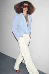Camisa oversize celeste con textura de algodón, cuello solapa y manga larga. Presenta pliegues delanteros y bajo asimétrico.