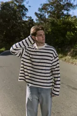 Buzo de manga larga con fit oversize cropped y cuello redondo. Mangas set-in para un mejor ajuste y comodidad. Confeccionado en tejido de rizo sin cepillar con superficie lisa y bucles internos.