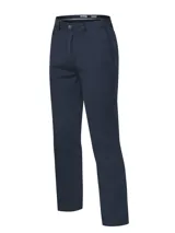 Pantalón chino de hombre color azul marino, corte slim fit, con bolsillos laterales y traseros. Cierre con botón y cremallera.