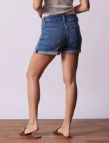 Short de jean azul con dobladillo.