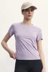 Remera deportiva de poliéster color lila, de corte clásico y mangas cortas.