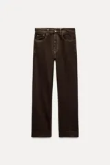 Pantalón de jean marrón oscuro, de tiro alto, corte slim fit y bootcut, con cinco bolsillos y pespuntes a contraste.