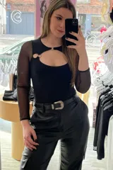 Body negro de lycra con mangas largas de microtul y detalle de aros metálicos en el escote.
