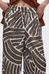 Pantalón ancho de viscosa con estampado abstracto en tonos marrones y blancos, de tiro alto y corte palazzo.