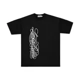 Remera negra de corte regular fit, confeccionada en jersey de algodón. Presenta un estampado vertical con tipografía estilizada en color blanco.