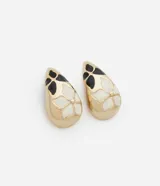 Aros tipo botón con forma de gota, color dorado con esmaltado de flores blancas y detalles en negro.
