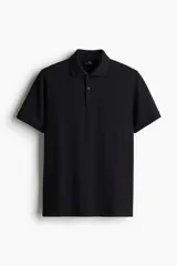 Remera polo negra de piqué de algodón, de corte estándar, con cuello clásico, tapeta de botones, mangas cortas y remate acanalado en cuello y mangas.
