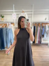 Vestido largo confeccionado en 100% lino, con cuello halter y silueta fluida en color beige.