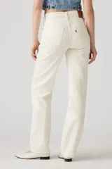 Jeans de corte recto estilo años 90, color blanco roto (ecru), tiro alto y largo completo.