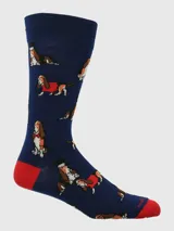 Calcetines largos de color azul marino con estampado de perros Basset Hound en diversas poses y atuendos (con sombrero, con abrigo rojo, con moño). El talón y la punta son de color rojo.