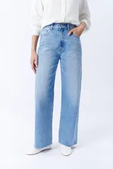 Pantalón de jean celeste de corte wide.