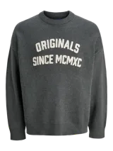 Buzo tejido oversize color gris oscuro melange, con cuello redondo y estampado frontal en blanco que dice "ORIGINALS SINCE MCMXC". Tiene puños y dobladillo acanalados.