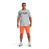 Remera gris de Under Armour con logo de la marca en azul y rojo.