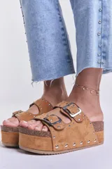 Sandalias de plataforma color camel con dos tiras anchas ajustables con hebillas metálicas plateadas y detalle de tachas plateadas.