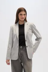 Blazer gris con cuello solapa, bolsillos frontales y cierre con dos botones.