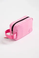 Necesser rosado rectangular con cierre superior de cremallera negra y asa lateral.