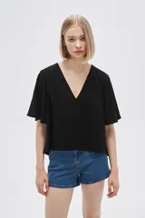 Blusa color crema de viscosa con escote en V y mangas cortas acampanadas.
