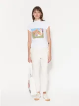 Remera blanca de algodón con cuello alto y mangas cortas. Estampa frontal con detalles de lentejuelas.