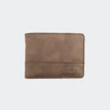 Billetera marrón de cuero con logo O'Neill grabado en la parte inferior.