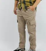 Pantalón cargo de gabardina color caqui, con bolsillos laterales y corte relajado.