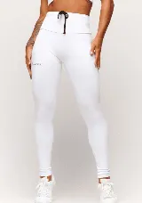 Calza deportiva negra de tiro alto con cordón ajustable en la cintura y logo estampado en la pierna.