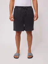 Short gris de felpa con corte holgado y cintura con cordón ajustable.