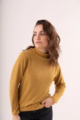 Polera de lana color vino, de manga larga y cuello alto, diseño ajustado.