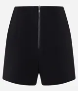 Short pollera negro de bengalina con traspaso delantero abotonado y cierre trasero con cremallera.