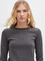 Remera gris de tejido acanalado, cuello redondo y corte crop.