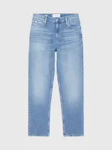 Jeans vintage de talle alto con pierna estrecha en el tobillo, confeccionados con denim de algodón elástico y fibras recicladas. Diseño de cinco bolsillos, bragueta con cremallera, lavado azul claro y bordado de Calvin Klein en la parte trasera de la cintura.
