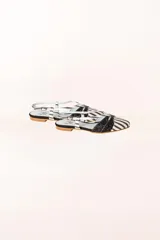 Bailarinas destalonadas con estampado a rayas blanco y negro y glitter plateado.