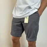 Bermuda gris oscuro de gabardina, con bolsillos laterales y traseros.
