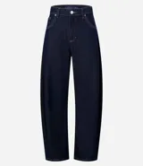 Pantalón de jean azul oscuro, corte barrel, con cintura con trabillas, cierre con botón y cremallera, bolsillos delanteros y traseros, y recortes en las rodillas y el bajo.