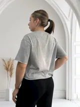 Remera celeste con efecto acid wash, corte holgado y mangas cortas.