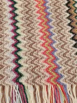 Bufanda tipo pañuelo con diseño zig zag multicolor característico de la marca Missoni.