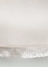 Minifalda color crema con lentejuelas, de tiro medio y corte recto.