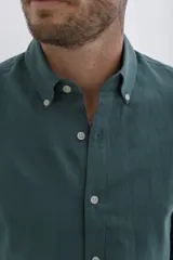 Camisa de lino color crudo, de manga larga y corte clásico.