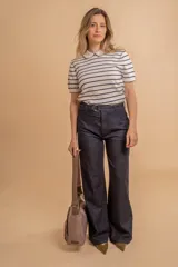 Bandolera de tafeta impermeable, liviana, con dos compartimientos principales, dos bolsillos con cierre y correa regulable con hebilla.