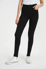 Jean negro de tiro alto, súper ajustado en cadera y muslos, con pierna súper ajustada y denim stretch.