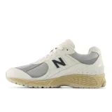 Championes New Balance modelo 2002R, color crema con detalles en gris y beige.