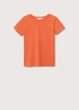 Camiseta de algodón color naranja con logo Mango estampado en el pecho. Diseño recto, cuello redondo y manga corta.