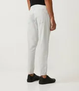 Pantalón jogger negro liso, con cintura elástica ajustable con cordón y bolsillos laterales.