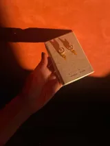 Aros dorados con dije colgante de vidrio color ámbar.