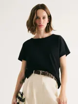 Blusa de manga corta color marrón.