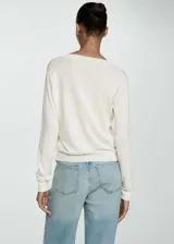 Sweater rojo de punto fino con cuello en V y mangas largas.